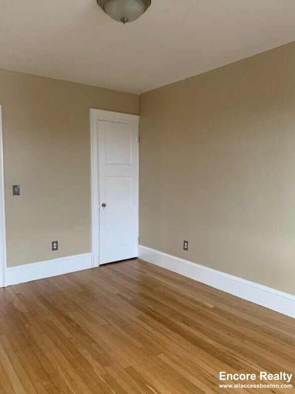 Building Photo - 448 Park Dr