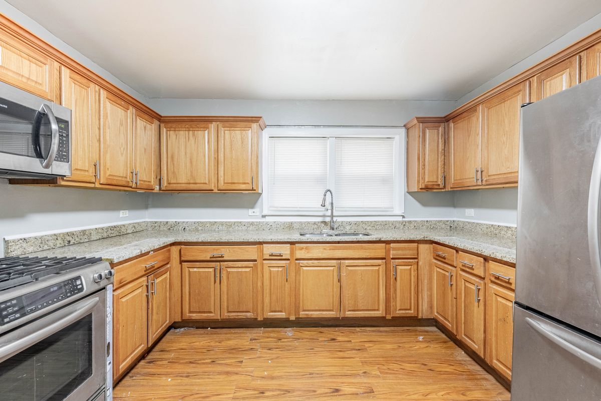 Building Photo - 7637 S Essex Ave