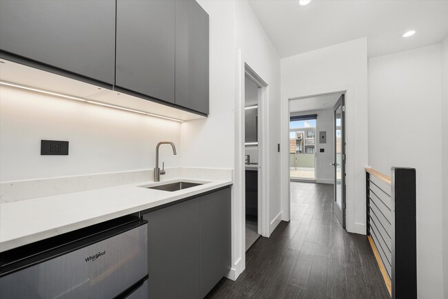 Building Photo - 2915 W Lyndale St
