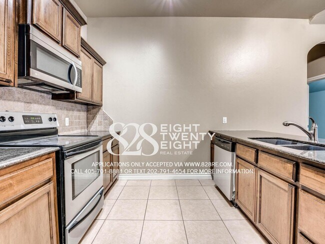 Building Photo - NEW TO THE MARKET!  Spacious 4 Bed/2 Bath Near very Close to Campus!!