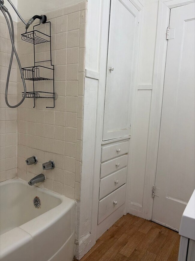 Building Photo - Cozy 2 Bedroom Home