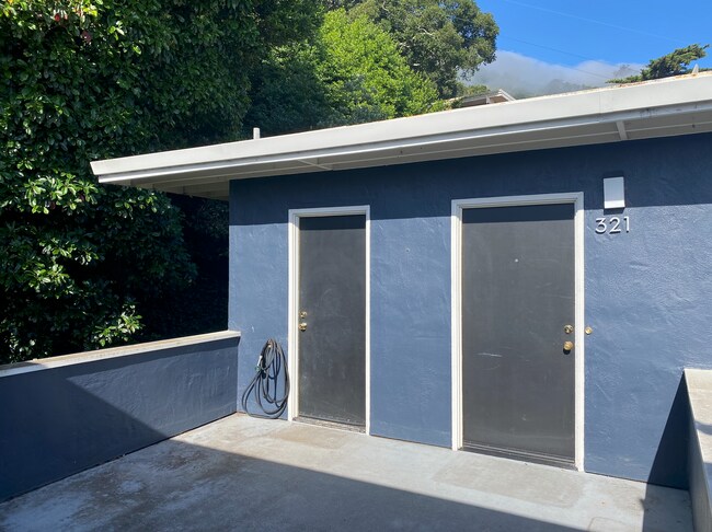 Building Photo - 1BR/1BA Charmer! BAY VIEWS and Parking! Laundry On-Site! Balcony! PROGRESSIVE