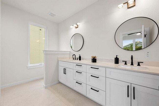 Building Photo - 2309 Montopolis Dr