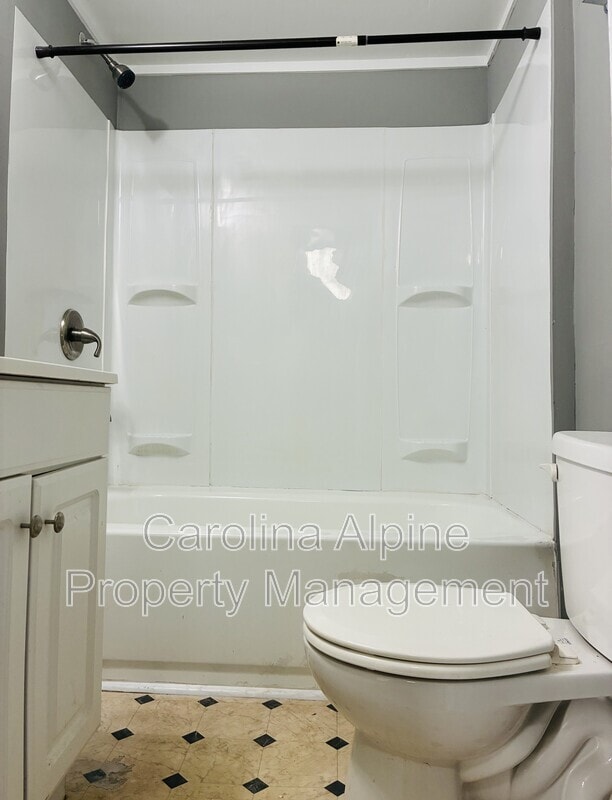 Building Photo - 420 McBrayer St