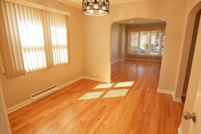 Building Photo - 5047 S Leclaire Ave