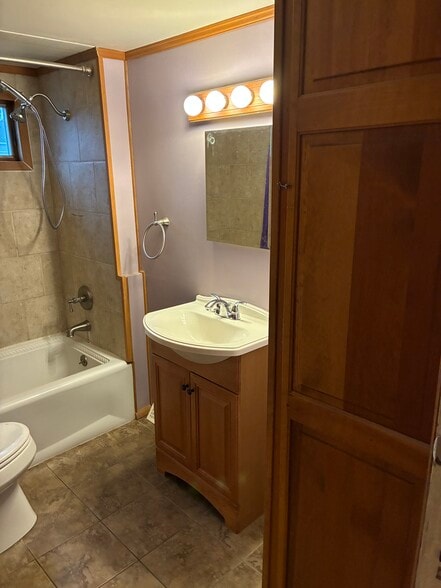 Building Photo - 305 Calder Ave