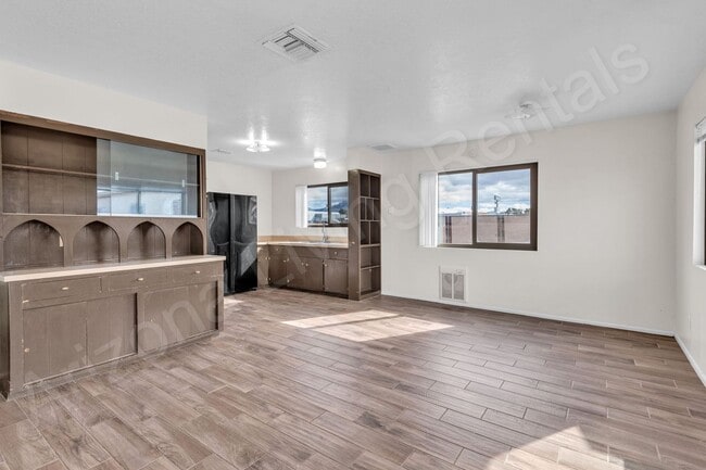 Building Photo - PET FRIENDLY CENTRALLY LOCATED ON ONE ACRE