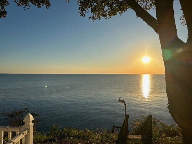 Building Photo - Gorgeous Water Front Home with Beach Access