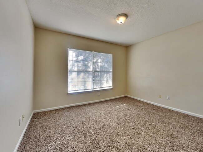 Building Photo - Spacious 4/2 with Fenced Yard