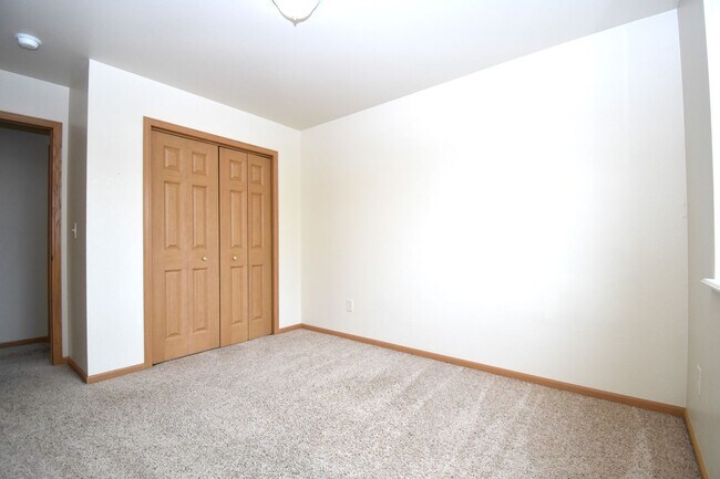 Building Photo - Townhouse Style 3 Bedroom 1.5 bathroom apartment in central Bozeman.  Great Central Location.