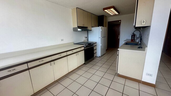Building Photo - SPACIOUS 2 BED/2 BATH/1 PRKG, Washer/Dryer...