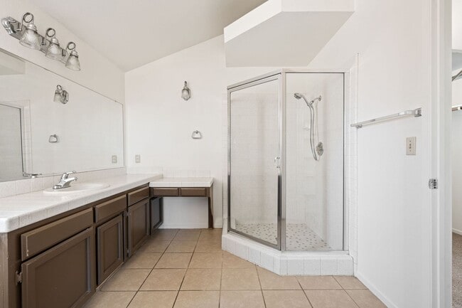 Building Photo - Charming home located in Clovis Unified Sc...