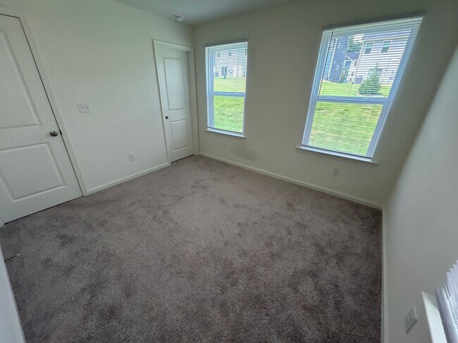 Building Photo - 3 Bedroom | 2.5 Bathroom End Unit Raleigh ...
