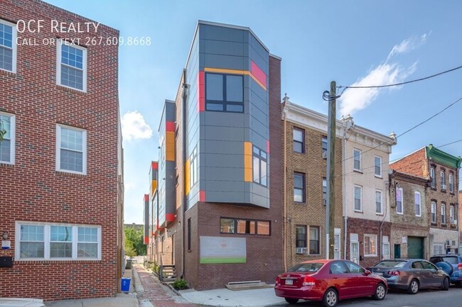 Building Photo - Large Modern Queen Village Three Bedroom /...