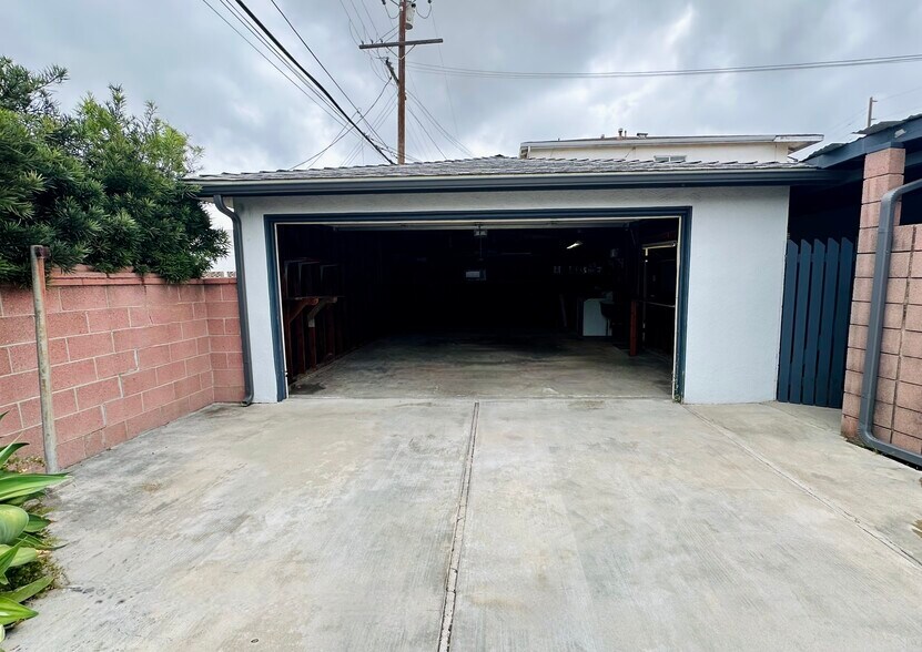 Garage: not included in rental price/extra charge - 12963 Panama St