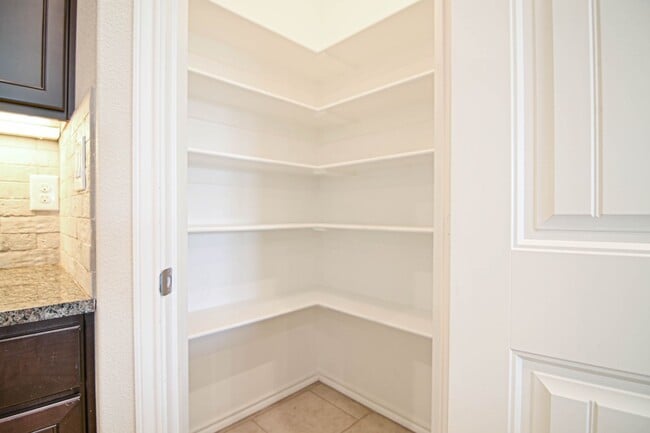 Building Photo - 719 Bronco Ct