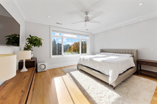 Building Photo - 736 W Melrose St