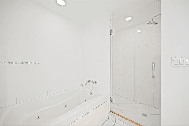 Building Photo - 500 Brickell Ave
