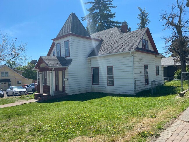 Building Photo - Cheney-Perfect setup for group living—6 bedrooms, 2 kitchens, and plenty of space near campus. Of...