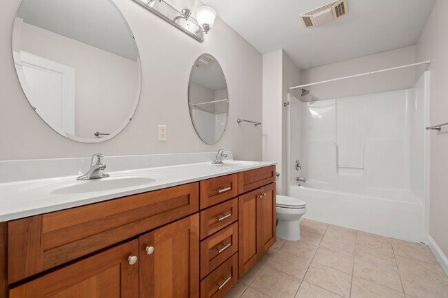 Building Photo - Spacious, Beautiful East Asheville Home