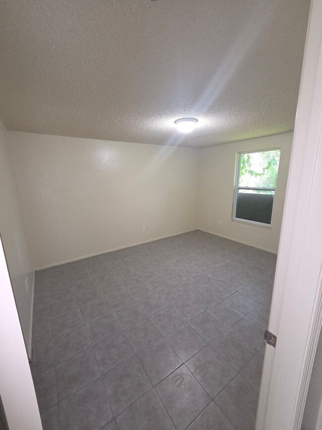 Building Photo - 2/1 DUPLEX