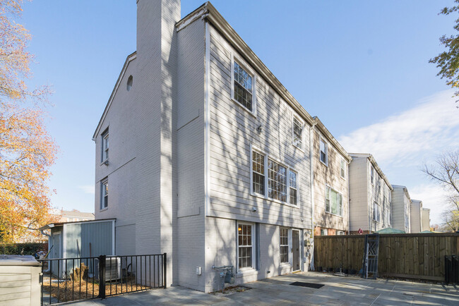 Building Photo - 4339 Cedarlake Ct