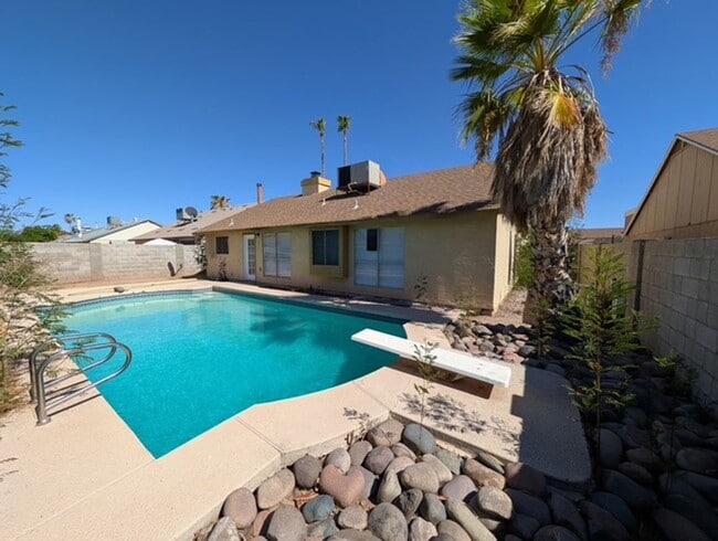 Building Photo - Sharp 3 Bedroom Home w/Pool in Glendale