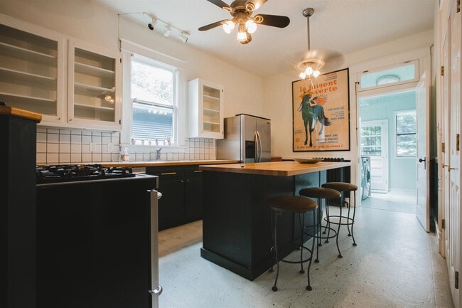 Building Photo - 1952 Court Ave