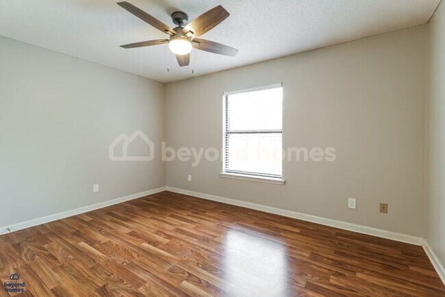 Building Photo - Move-In Ready Gem with Massive Fenced Yard & Private Deck!