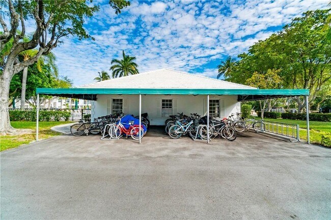 Building Photo - 6339 Bay Club Dr