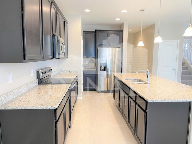 Building Photo - 905 S Canal Dr