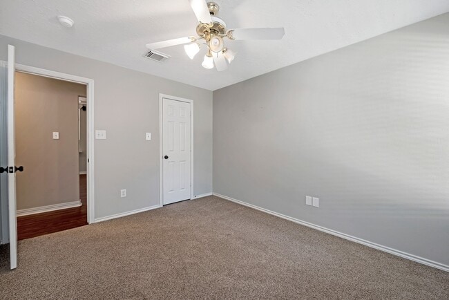 Building Photo - 135 W Russet Grove Cir