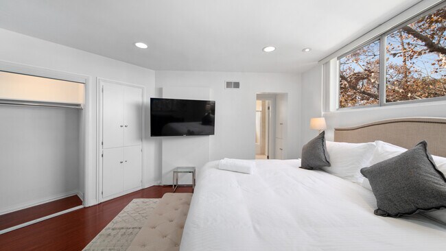 Building Photo - 223 S Lasky Dr