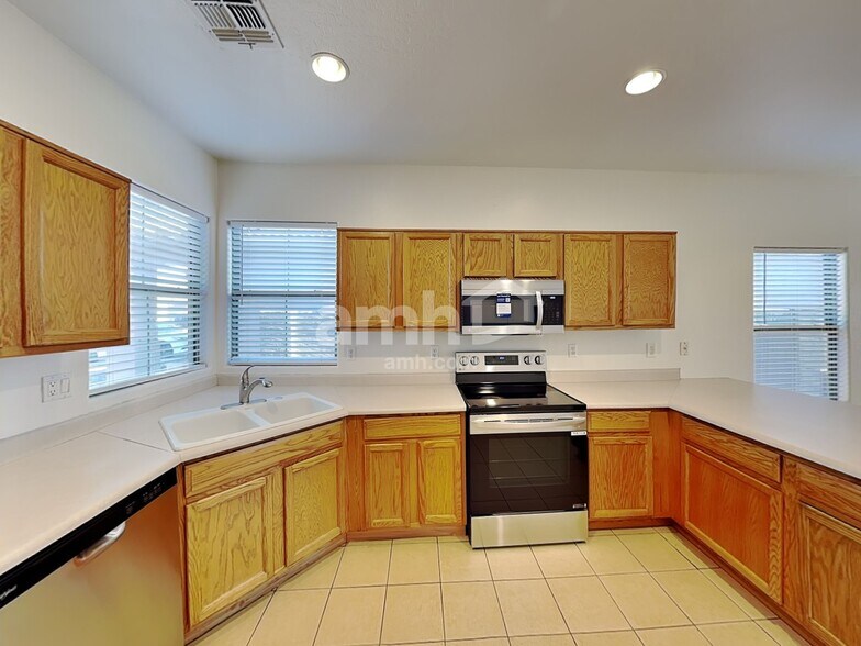 Building Photo - 8821 W Hilton Ave