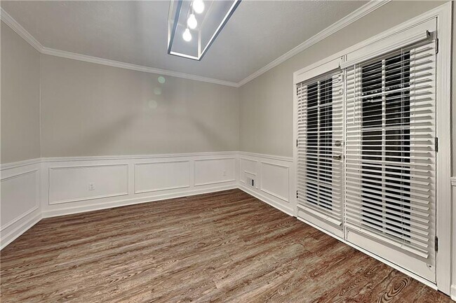 Building Photo - 2245 Huntington Dr