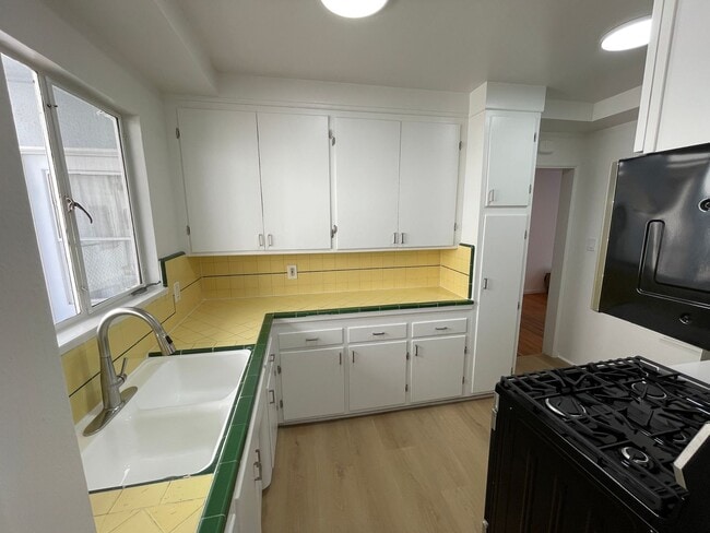 Building Photo - 1059-1059 S Genesee Ave