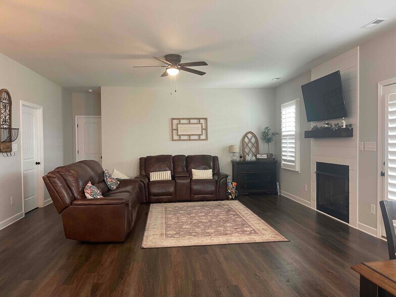 Building Photo - 5220 Thruway Rd