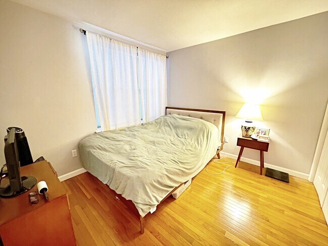 Building Photo - 160 Cottage St