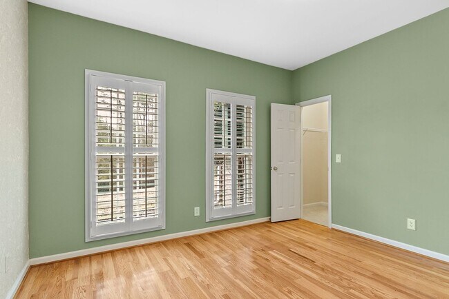 Building Photo - 10495 Royal Points Dr