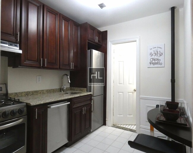 Primary Photo - 211 E 88th St