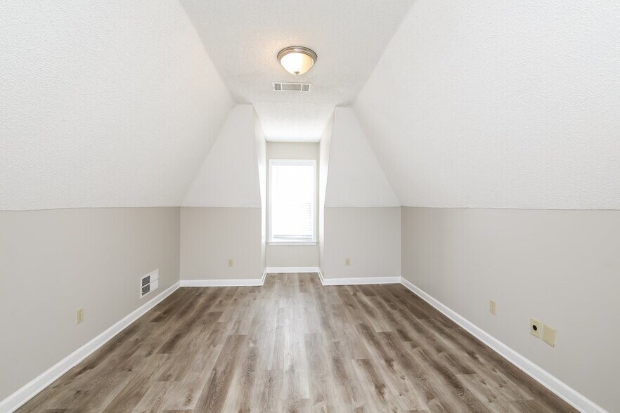 Building Photo - 5976 Southbend Ln