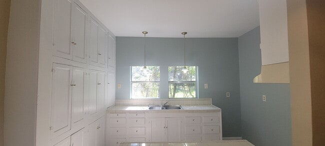 Building Photo - Gorgeous 2 bedroom/1bath with historic fea...