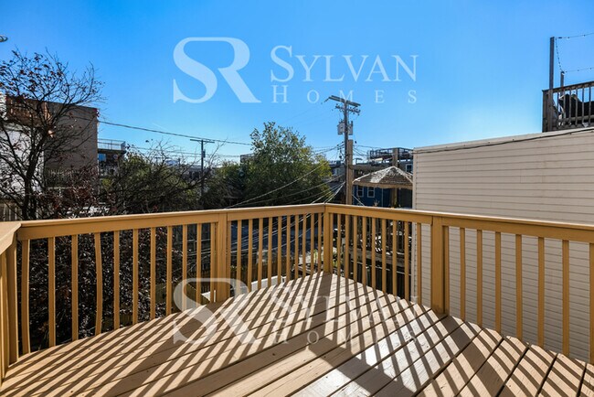 Building Photo - Brick 2 BR, 2 BA Townhome