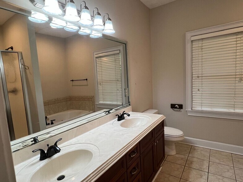 Building Photo - 714 Berry Ln