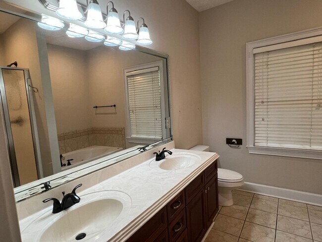 Building Photo - 714 Berry Ln