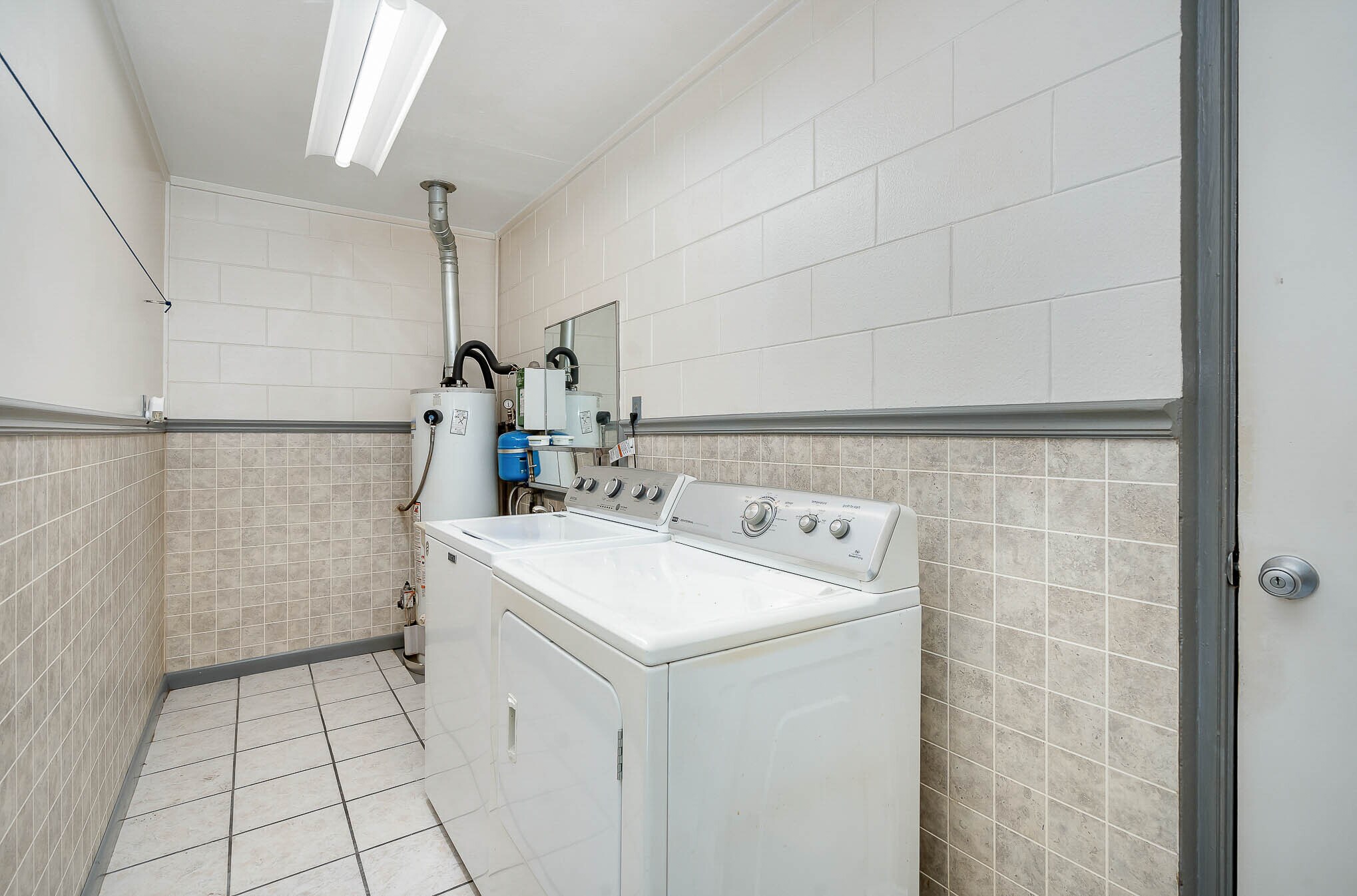Large utility room with sink, washer and dryer - 2908 Ivy St
