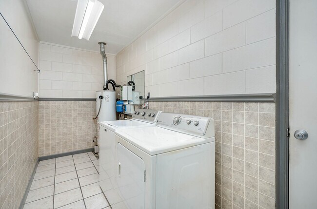 Large utility room with sink, washer and dryer - 2908 Ivy St