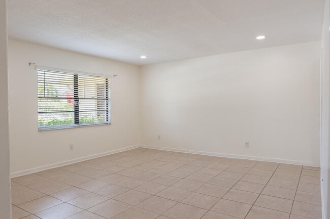 Building Photo - 1253 White Pine Dr