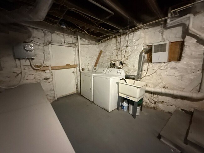 Building Photo - Spacious 4 Bedroom House in Baltimore