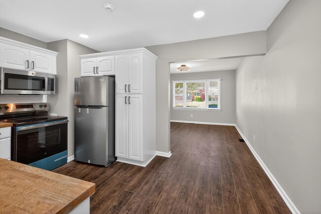 Building Photo - 1994 Brynell Dr